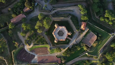 Zitadelle-Schifffahrtsmuseum-Saint-Tropez-Luftaufnahme-Von-Oben-Bei-Sonnenaufgang-Festung